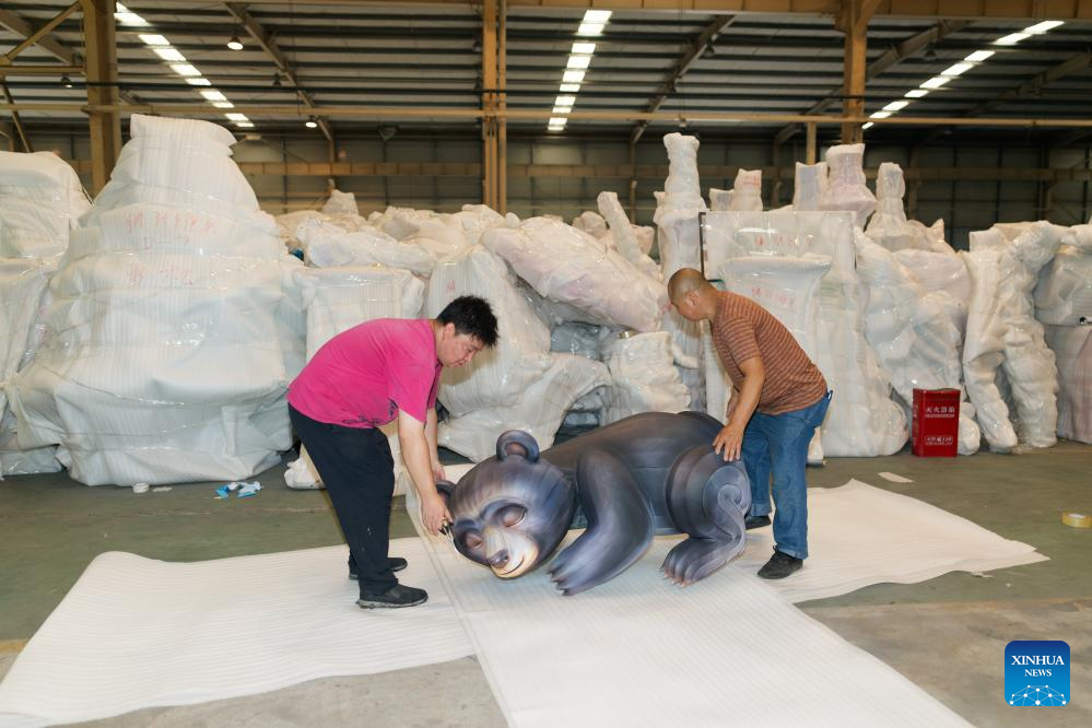 Lantern and animatronic dinosaur production thrives in SW China