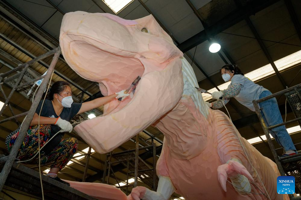 Lantern and animatronic dinosaur production thrives in SW China