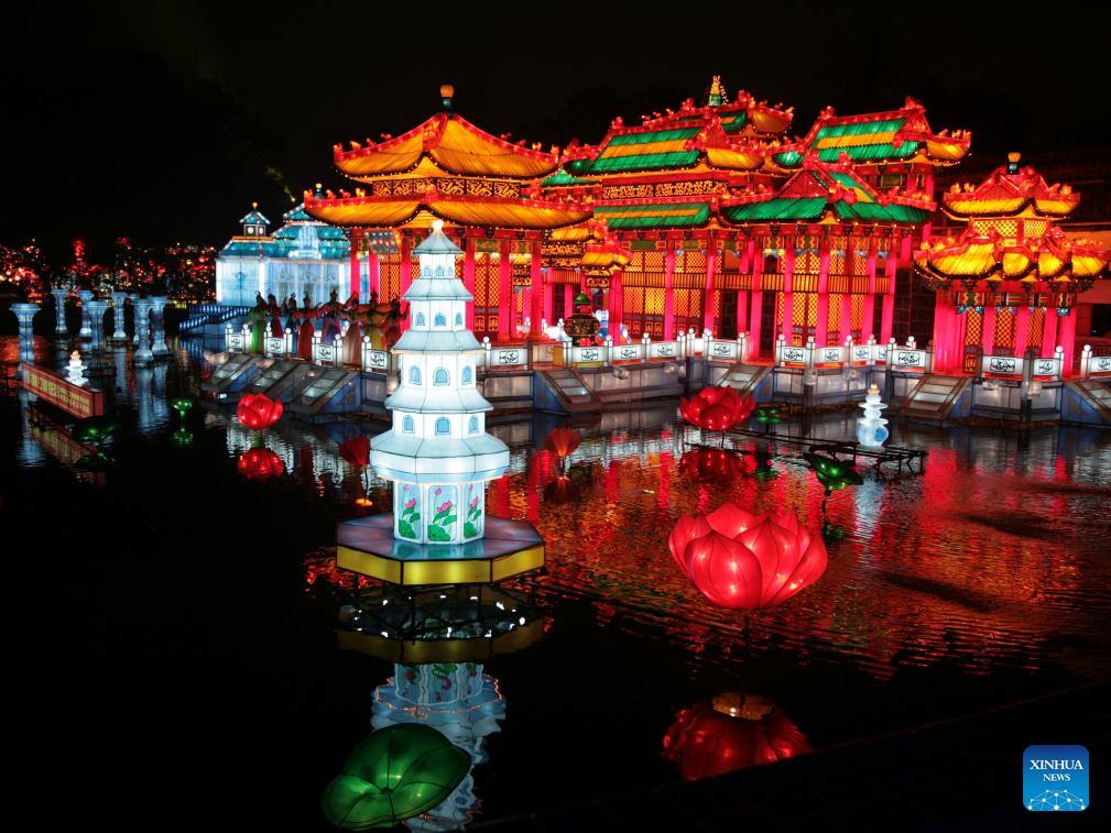 Lantern and animatronic dinosaur production thrives in SW China