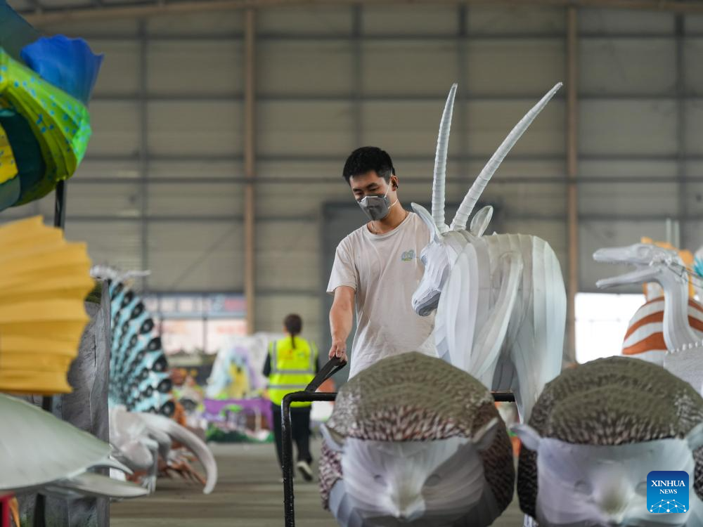 Lantern and animatronic dinosaur production thrives in SW China