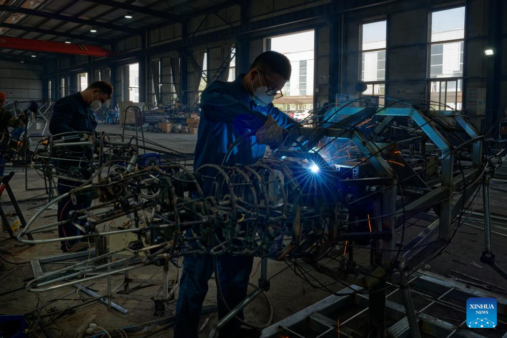 Lantern and animatronic dinosaur production thrives in SW China