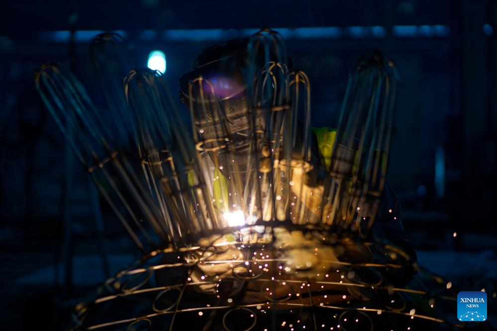 Lantern and animatronic dinosaur production thrives in SW China