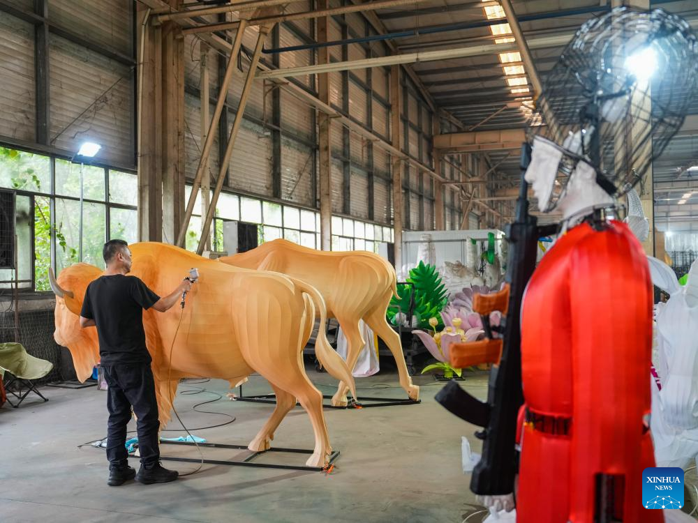 Lantern and animatronic dinosaur production thrives in SW China