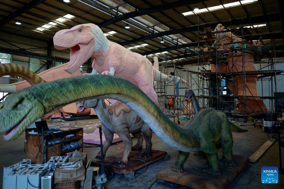 Lantern and animatronic dinosaur production thrives in SW China