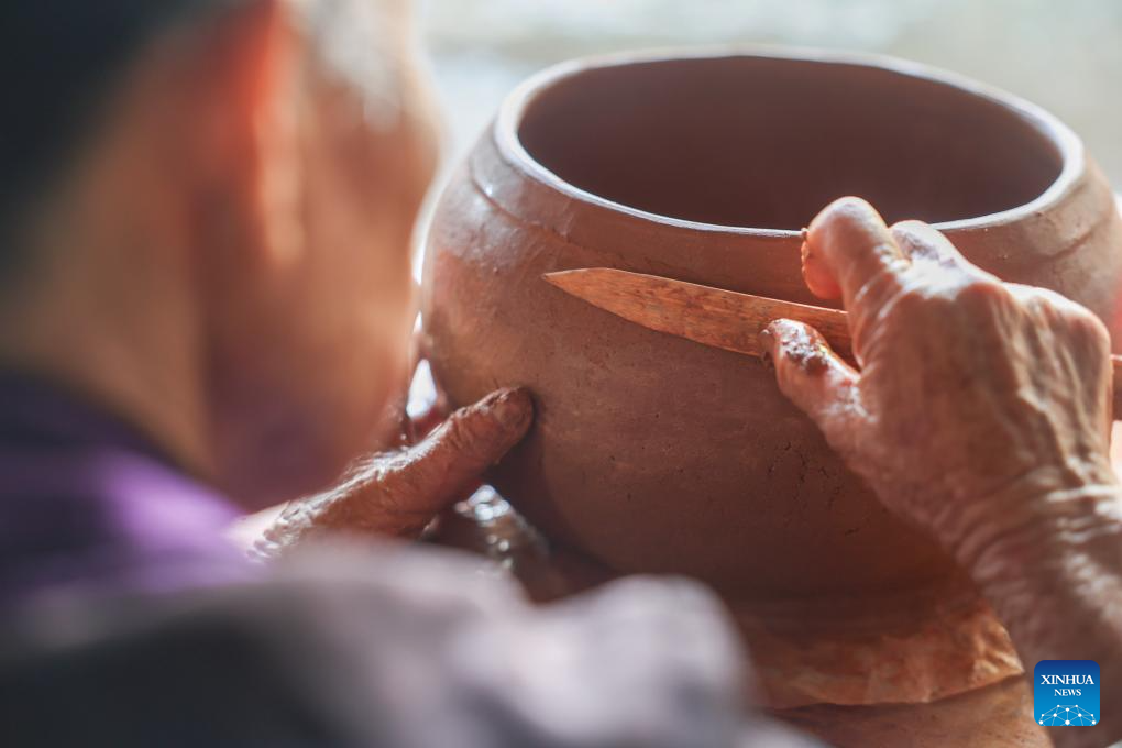 S China's Heitu Village establishes cooperative to promote pottery of Li ethnic group