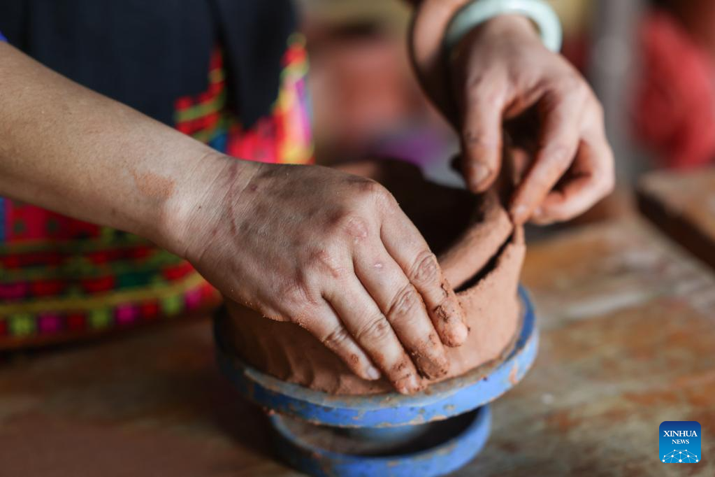 S China's Heitu Village establishes cooperative to promote pottery of Li ethnic group