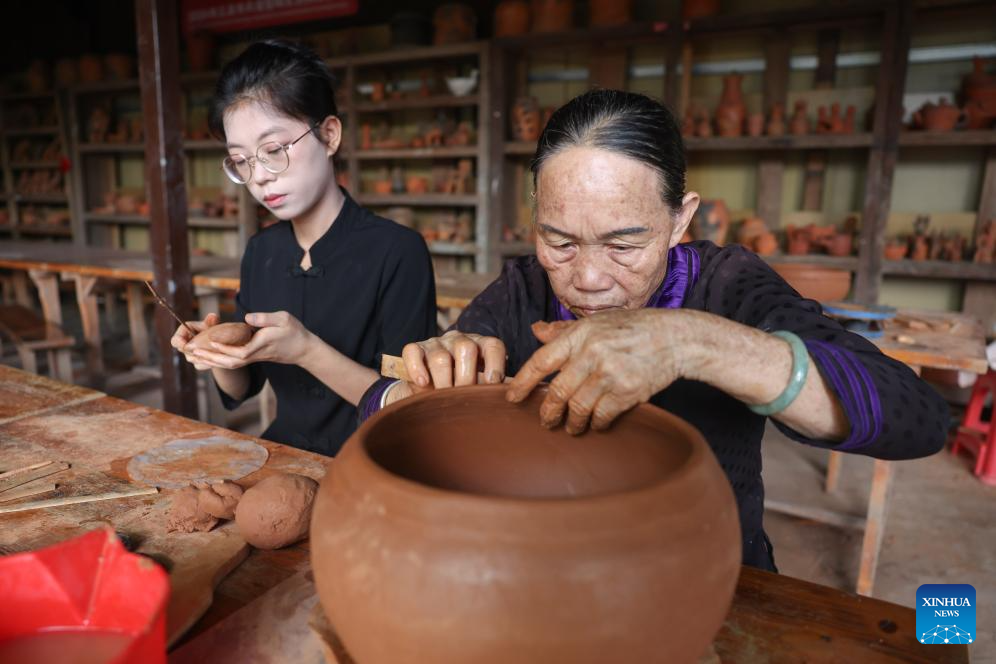 S China's Heitu Village establishes cooperative to promote pottery of Li ethnic group