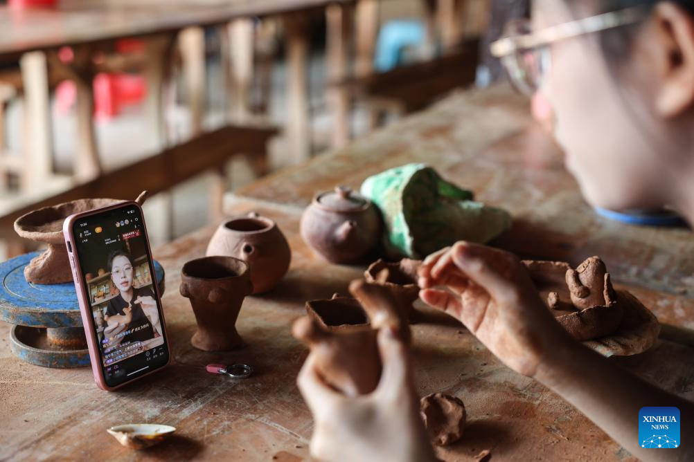 S China's Heitu Village establishes cooperative to promote pottery of Li ethnic group