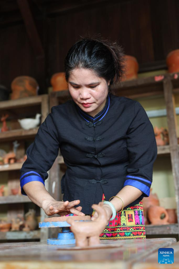 S China's Heitu Village establishes cooperative to promote pottery of Li ethnic group