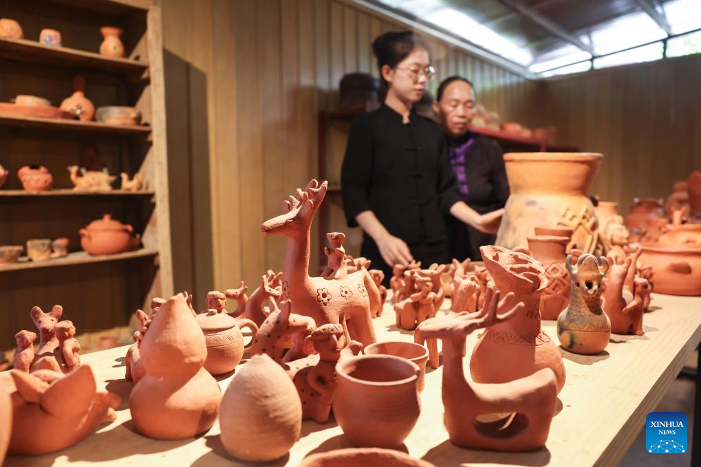 S China's Heitu Village establishes cooperative to promote pottery of Li ethnic group