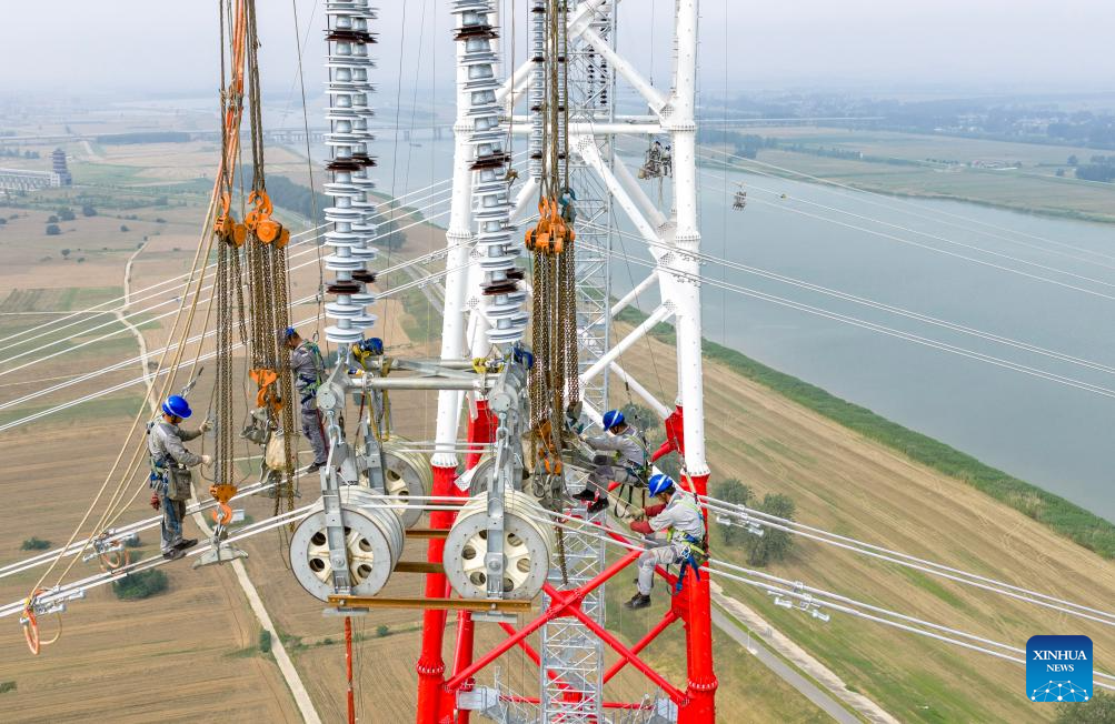 500 kV power transmission project completes Huaihe River crossing in east China