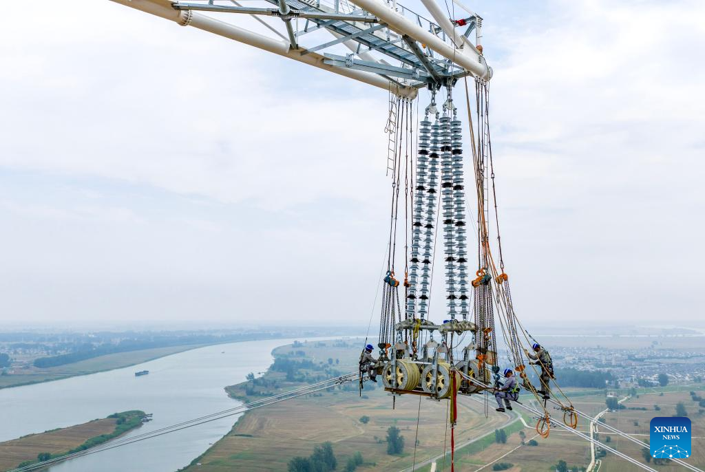 500 kV power transmission project completes Huaihe River crossing in east China