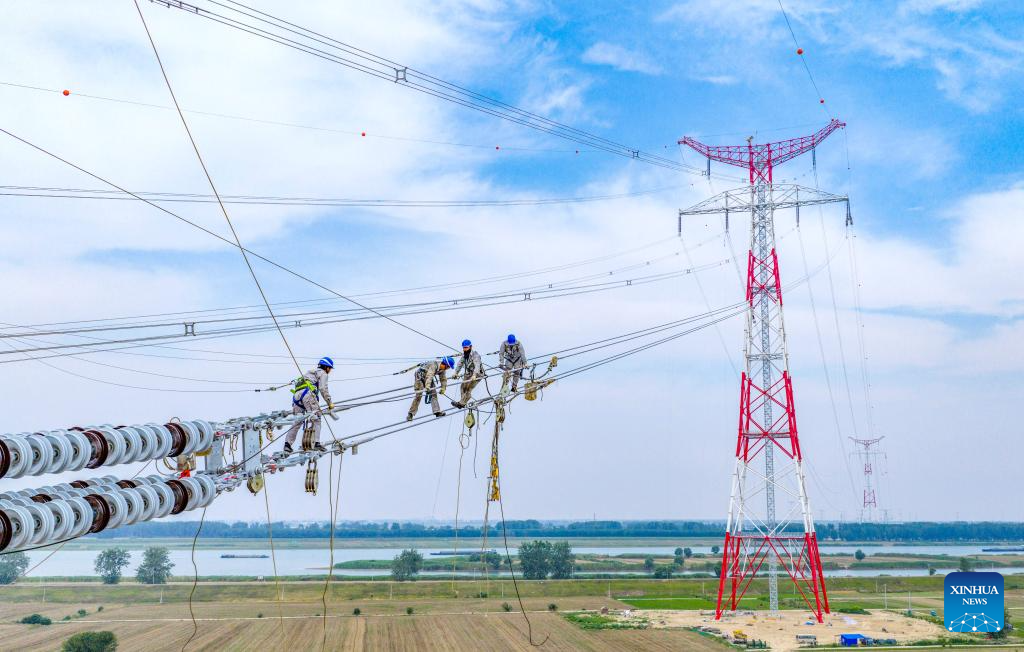 500 kV power transmission project completes Huaihe River crossing in east China