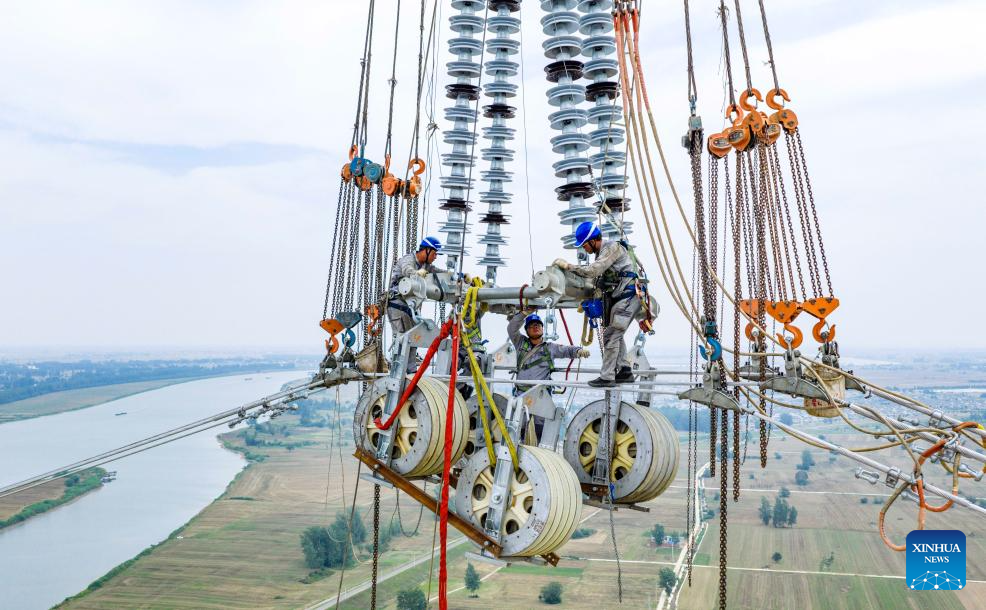 500 kV power transmission project completes Huaihe River crossing in east China