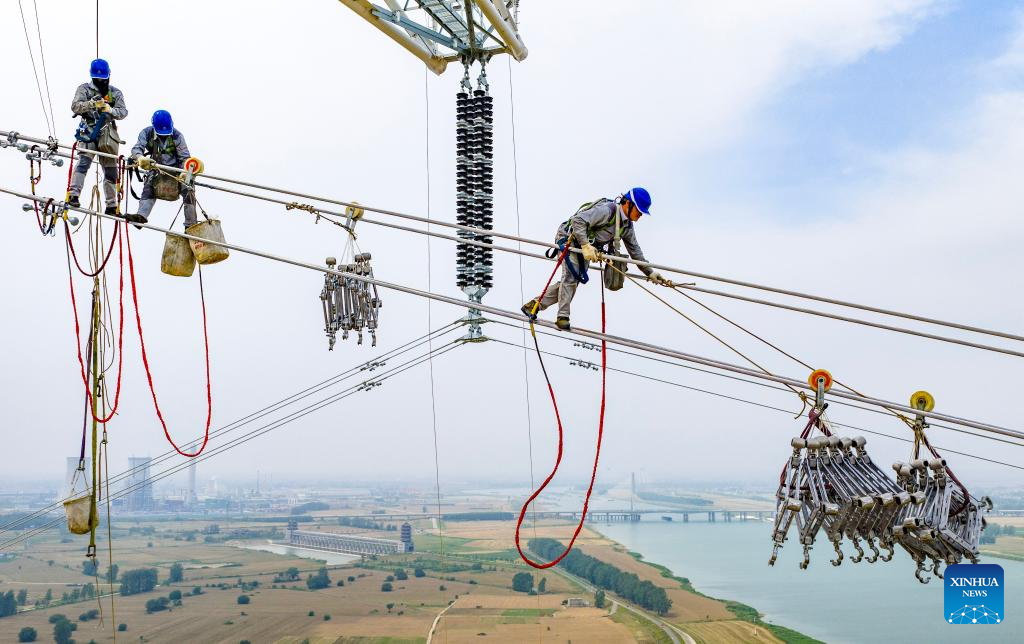 500 kV power transmission project completes Huaihe River crossing in east China