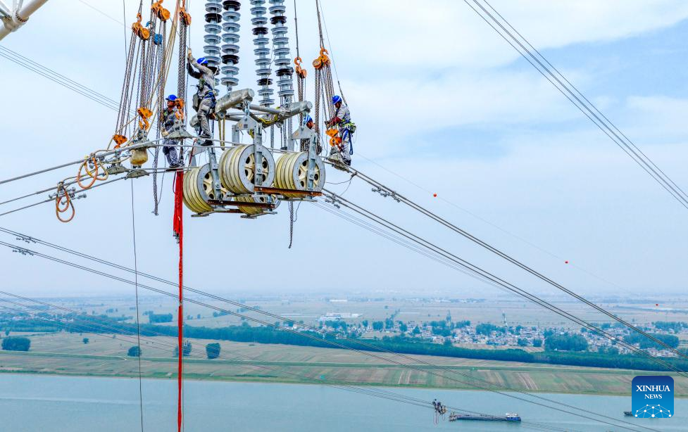 500 kV power transmission project completes Huaihe River crossing in east China