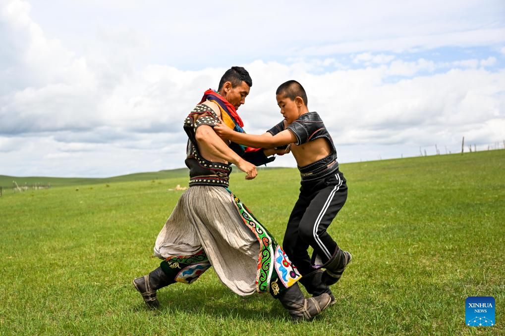 Pic story of Mongolian wrestlers in China's Inner Mongolia