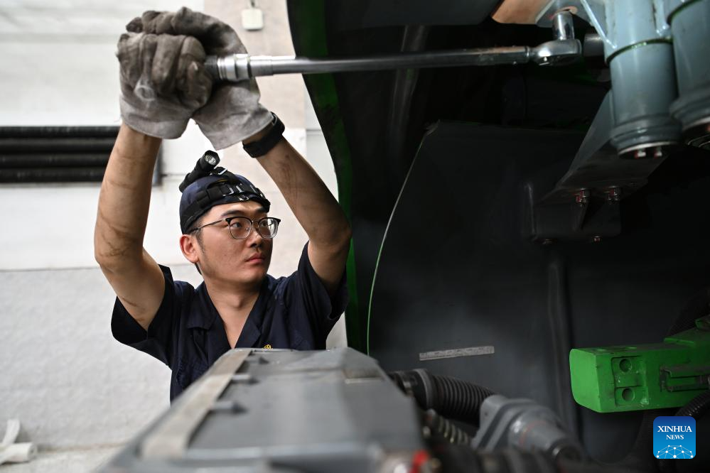 Railway maintenance underway to ensure safe summer travel rush in China's Taiyuan