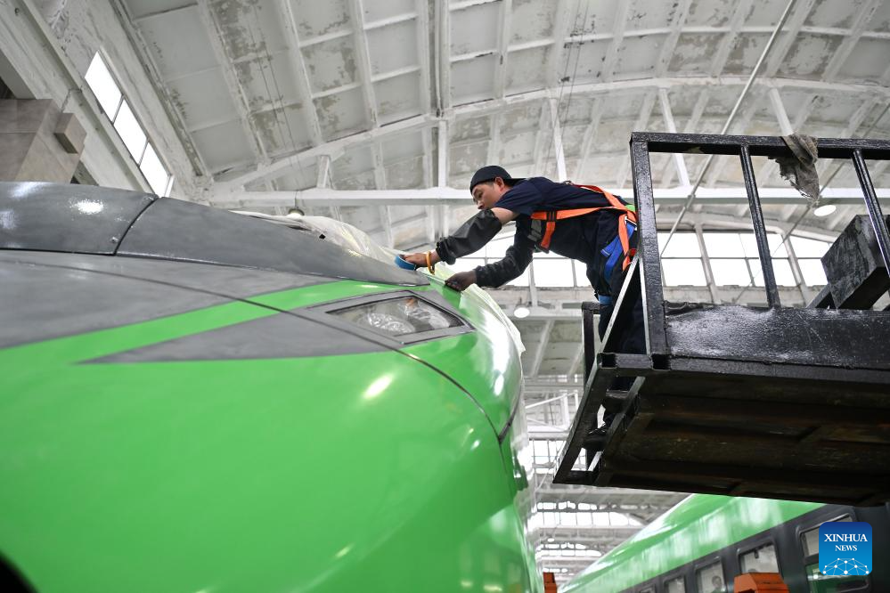 Railway maintenance underway to ensure safe summer travel rush in China's Taiyuan