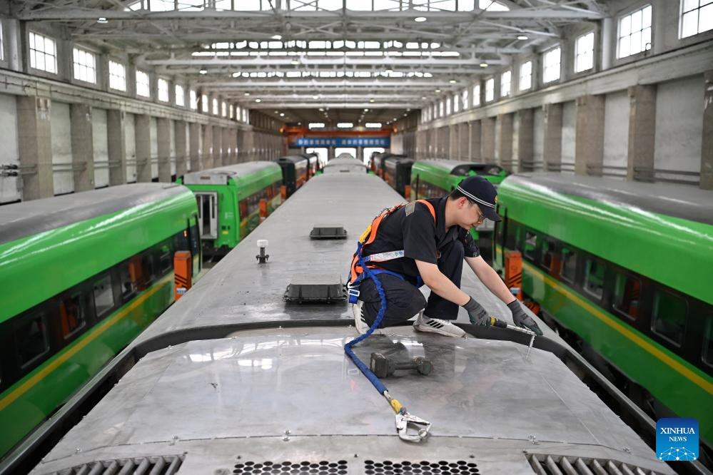 Railway maintenance underway to ensure safe summer travel rush in China's Taiyuan