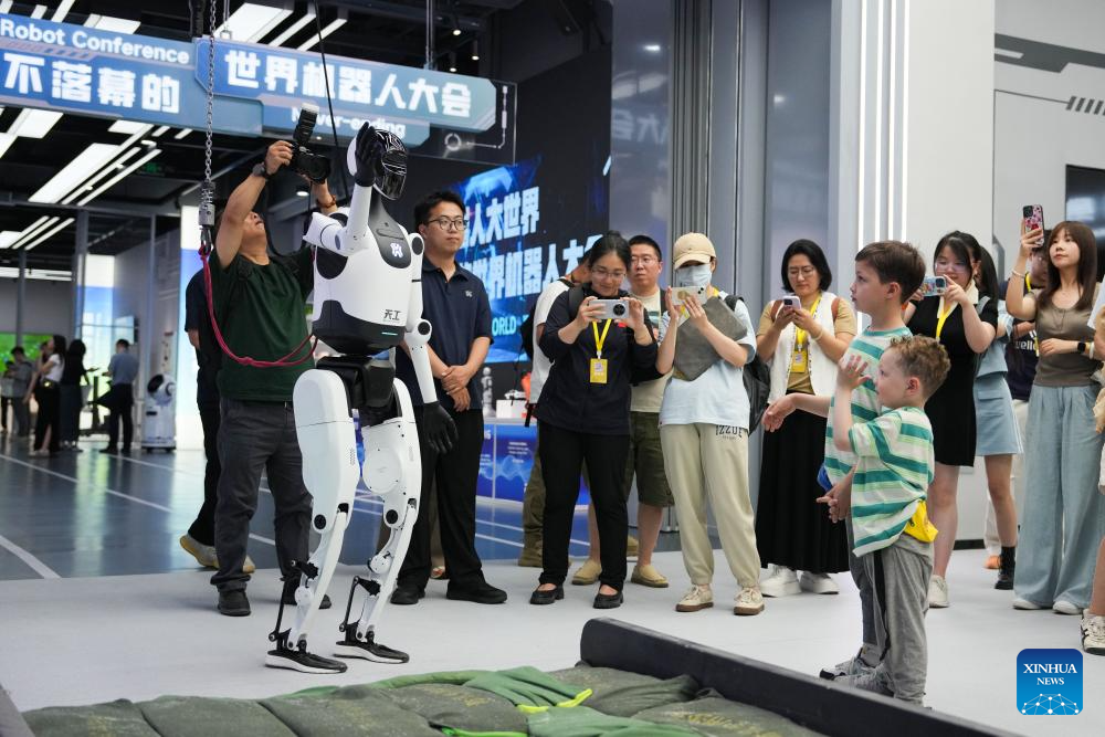 Robot-related industries boom in Beijing