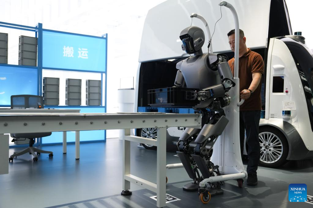 Robot-related industries boom in Beijing
