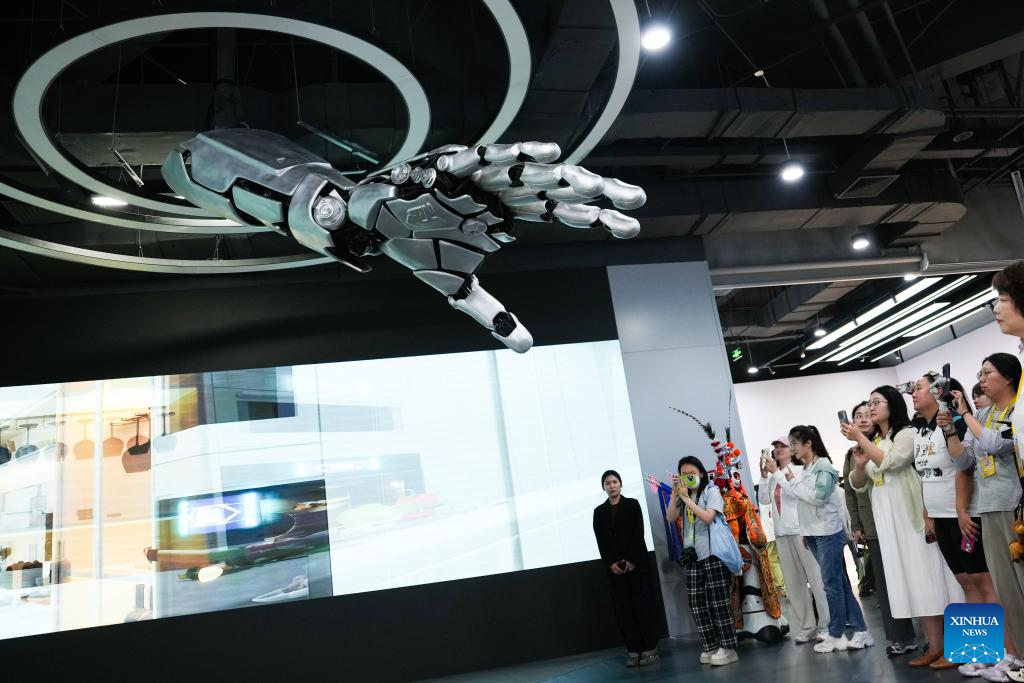 Robot-related industries boom in Beijing