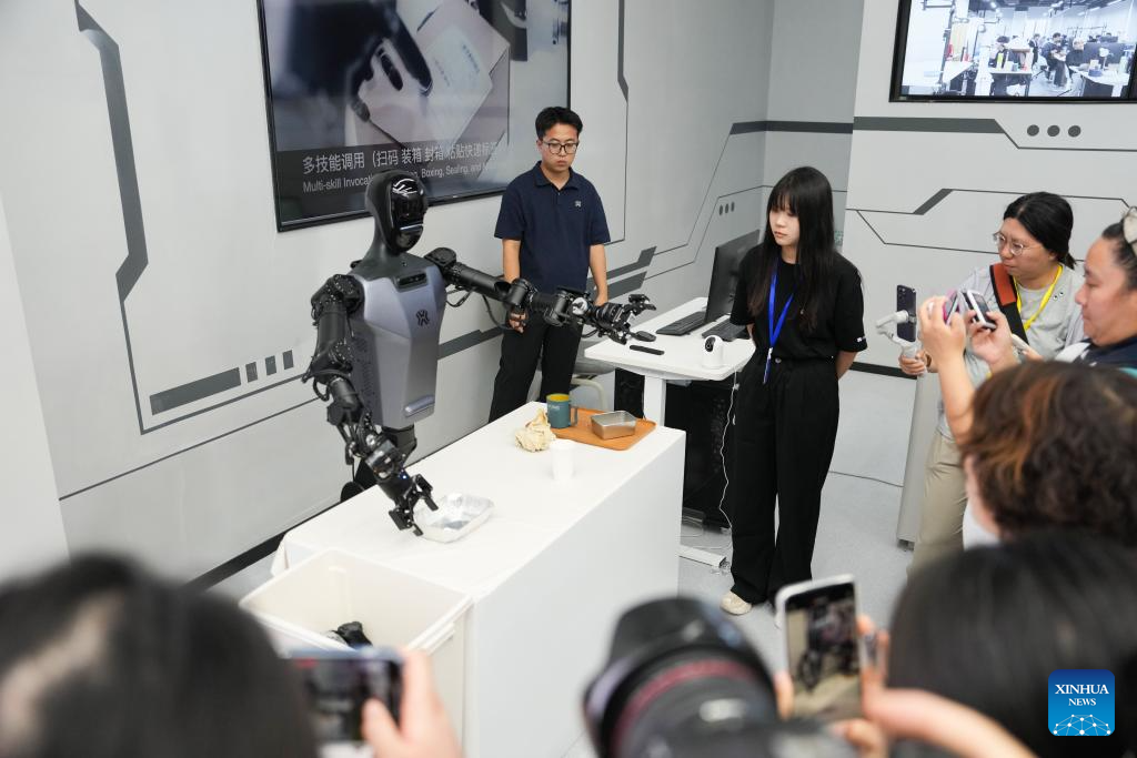 Robot-related industries boom in Beijing