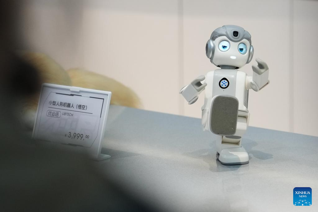 Robot-related industries boom in Beijing