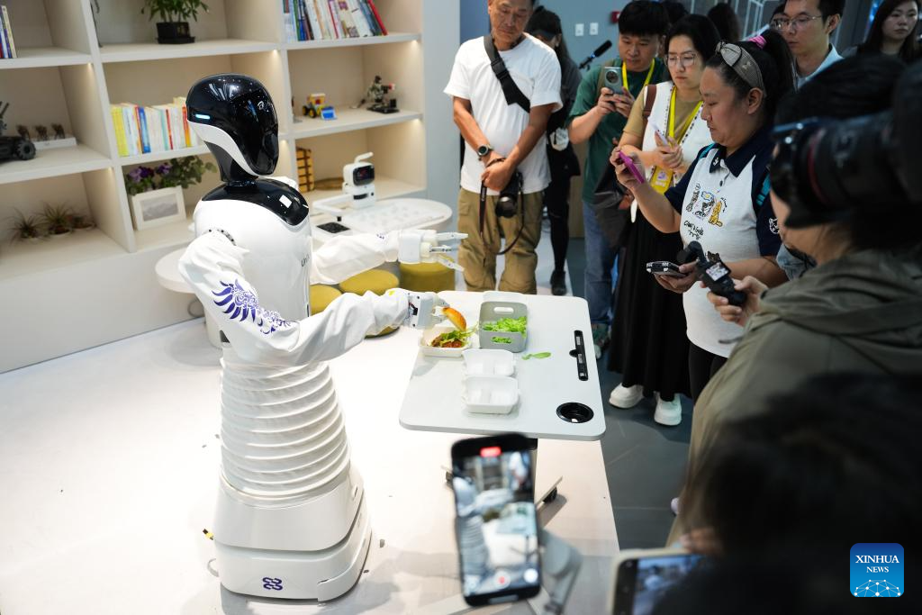 Robot-related industries boom in Beijing
