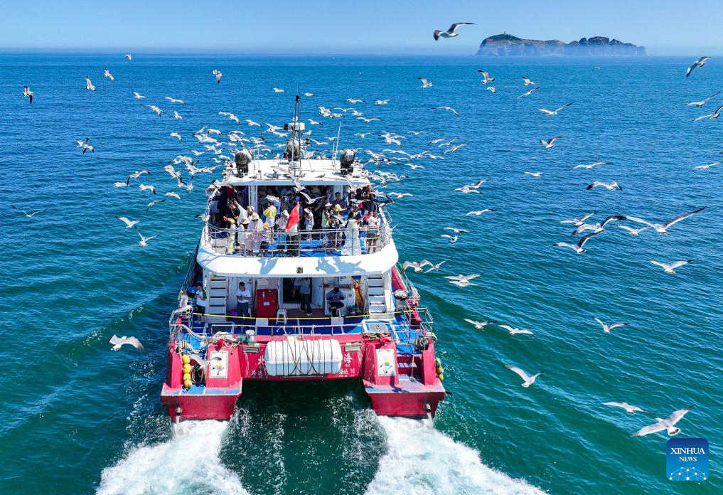 Tourists enjoy summer across China