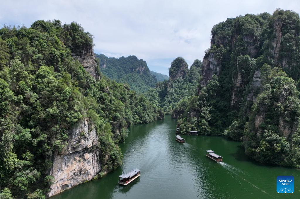 Tourists enjoy summer across China