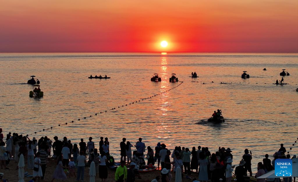 Tourists enjoy summer across China
