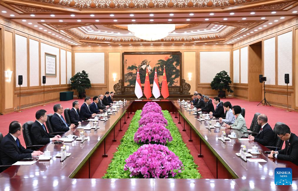 Xi meets Singaporean PM