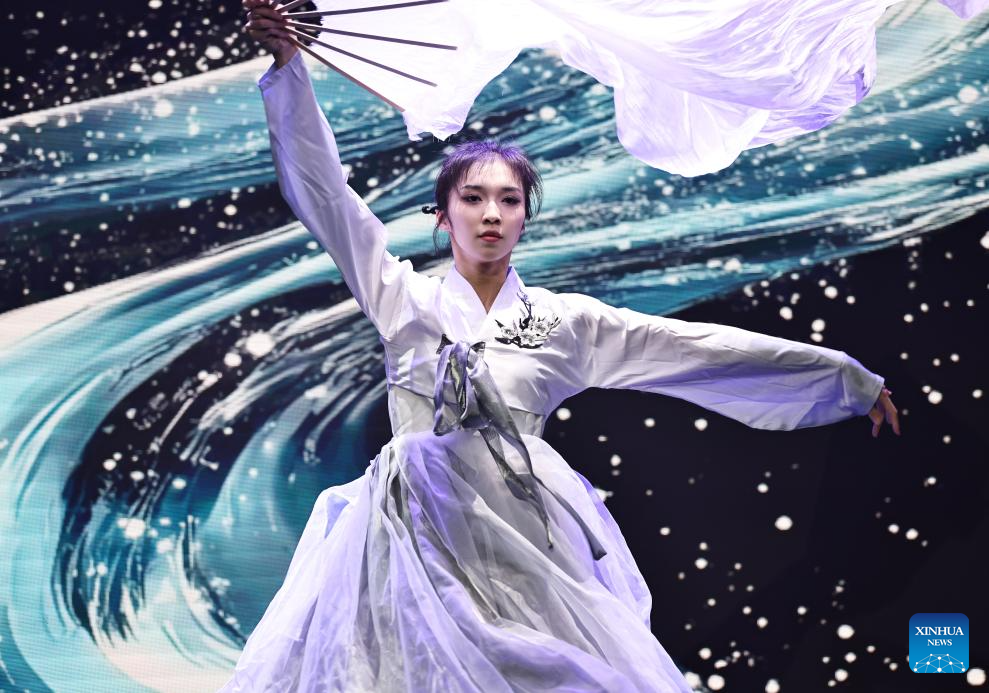 Traditional Chinese dance show staged in Paris