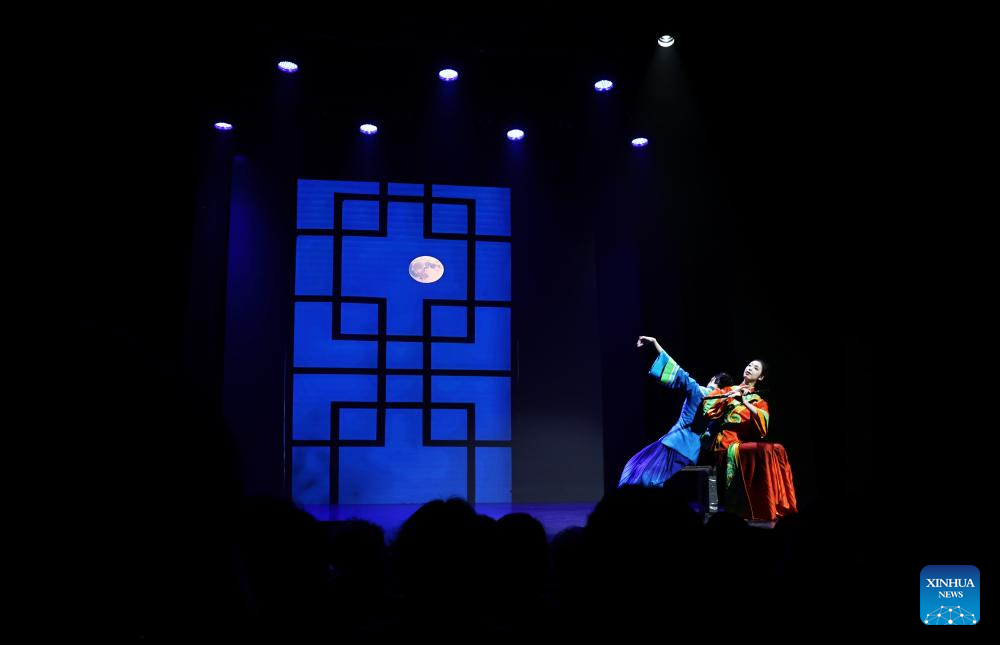 Traditional Chinese dance show staged in Paris