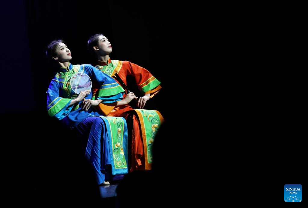 Traditional Chinese dance show staged in Paris
