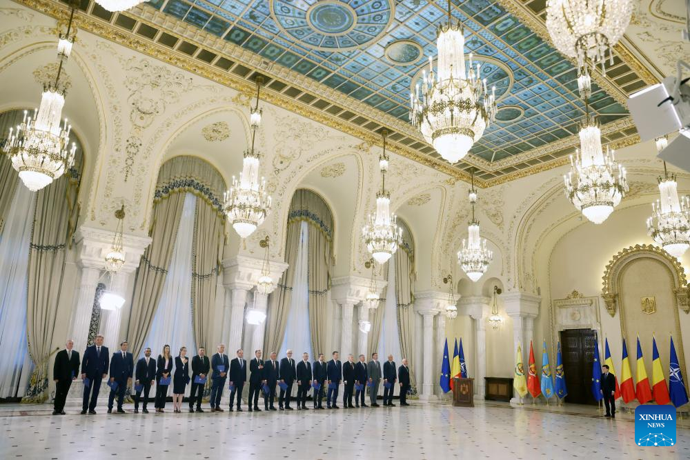 Romania's new government sworn ino w