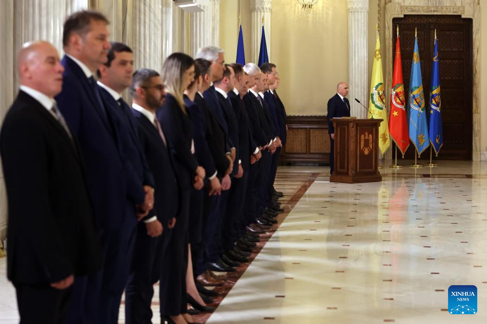 Romania's new government sworn ino w