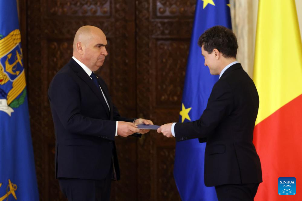 Romania's new government sworn ino w