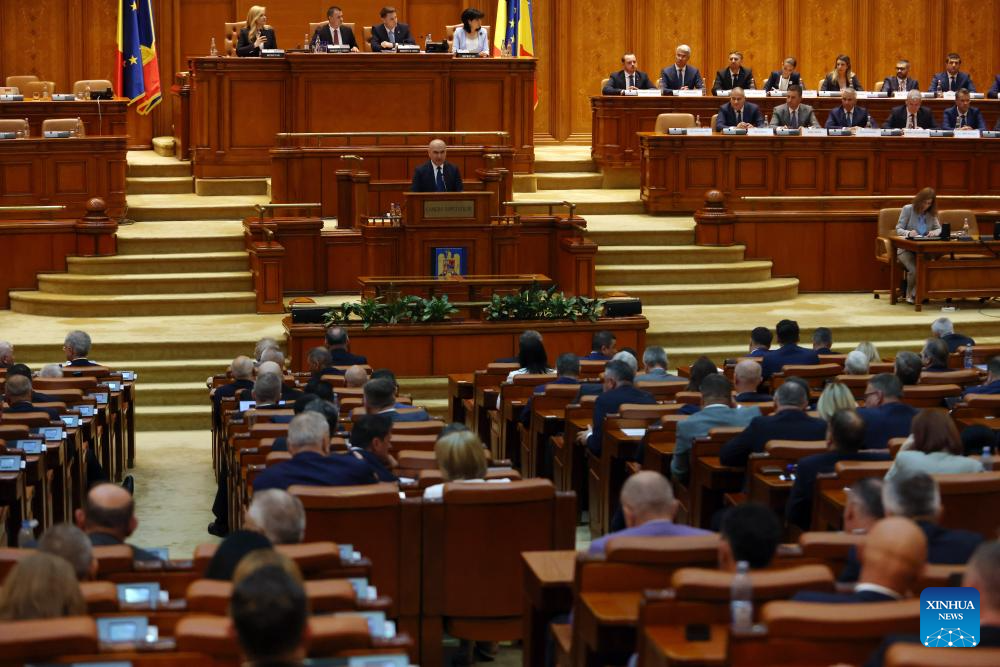 Romania's new government sworn ino w