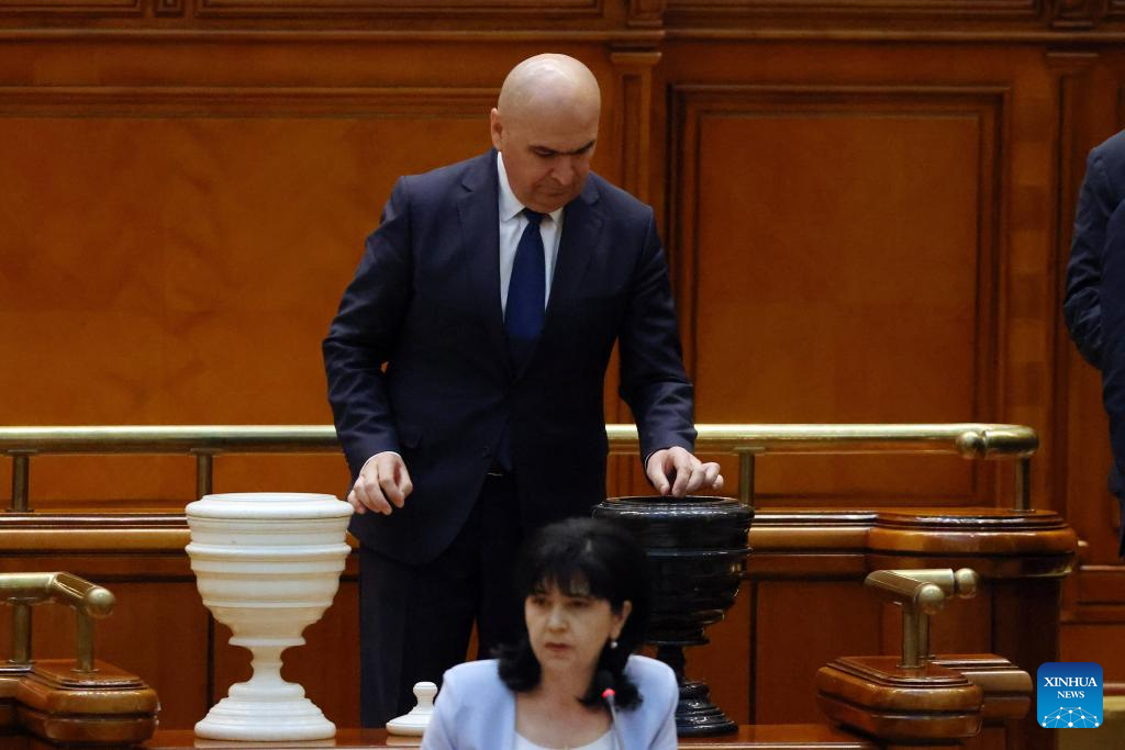 Romania's new government sworn ino w