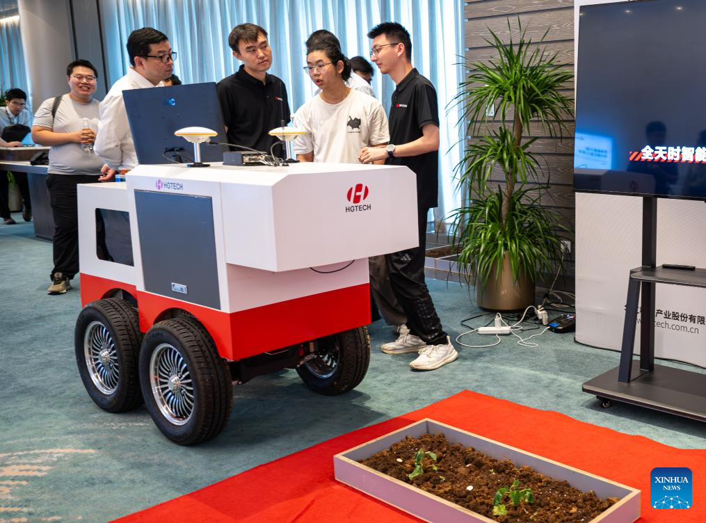 Chinese company unveils smart laser weeding robot
