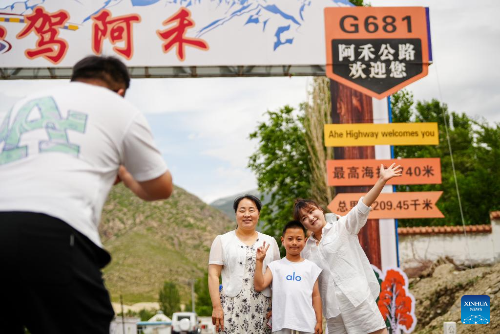Altay-Hemu highway in northwest China's Xinjiang opens