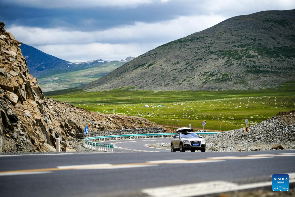 Altay-Hemu highway in northwest China's Xinjiang opens