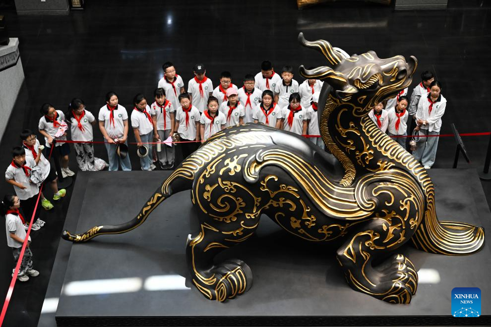 Students visit museum of Han king's mausoleum in Xuyi, China's Jiangsu