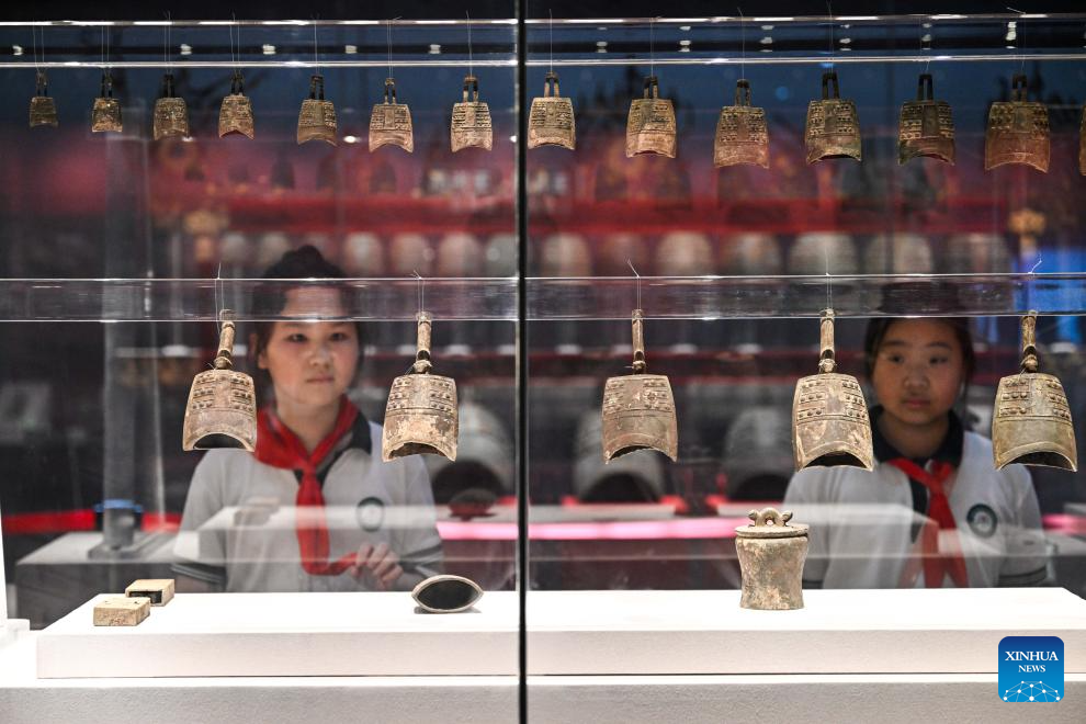Students visit museum of Han king's mausoleum in Xuyi, China's Jiangsu