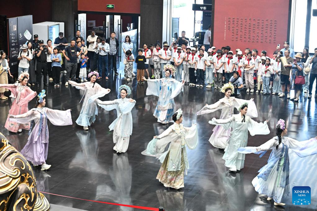 Students visit museum of Han king's mausoleum in Xuyi, China's Jiangsu