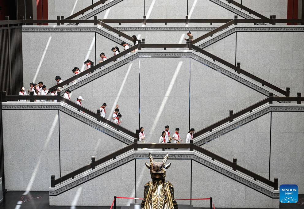 Students visit museum of Han king's mausoleum in Xuyi, China's Jiangsu