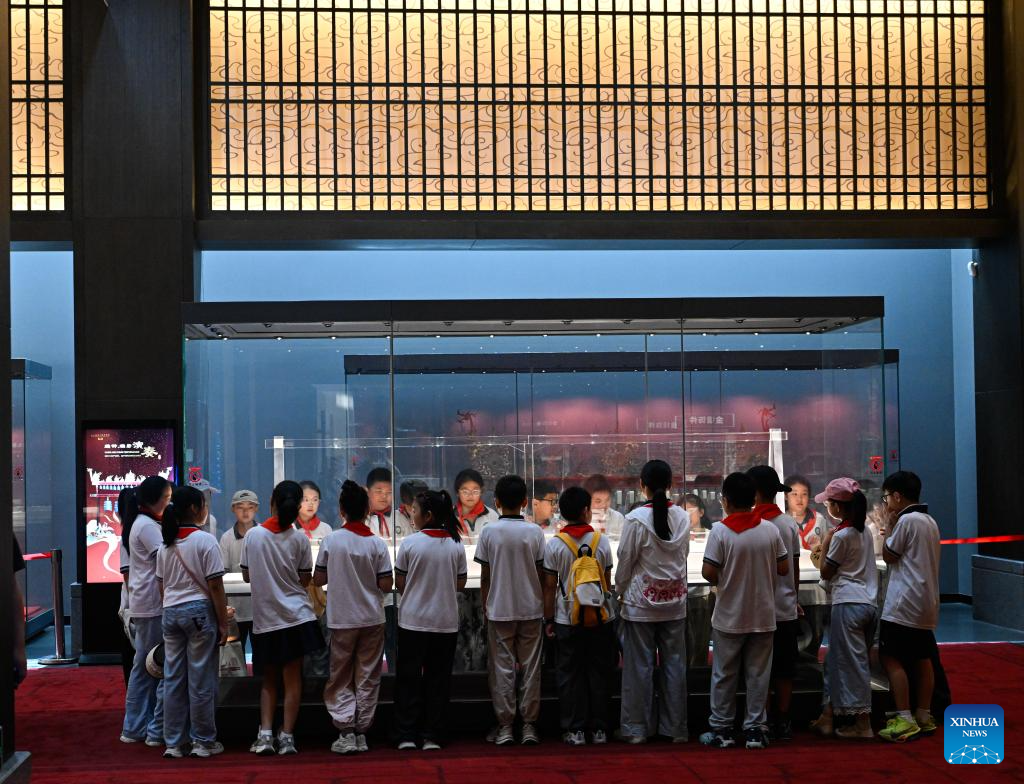 Students visit museum of Han king's mausoleum in Xuyi, China's Jiangsu